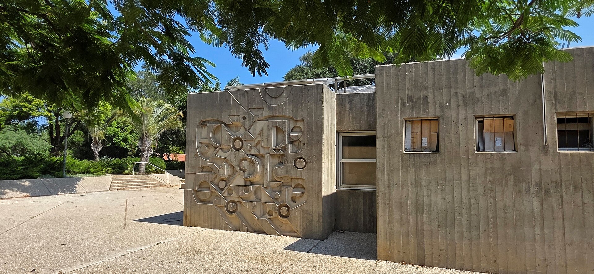מבנה בטון ברוטליסטי עם תבליט גיאומטרי